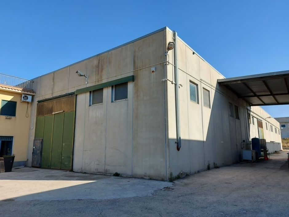 #11162 Compendio di 3 capannoni (A-B-C) con uffici e terreni attigui in vendita - foto 4
