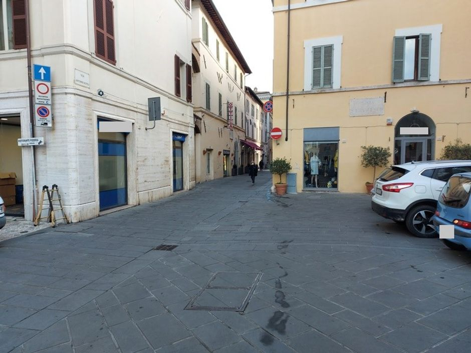 #11169 Ampio negozio con magazzino in pieno centro storico in vendita - foto 3