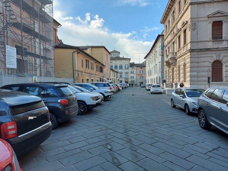 #11169 Ampio negozio con magazzino in pieno centro storico in vendita - foto 4