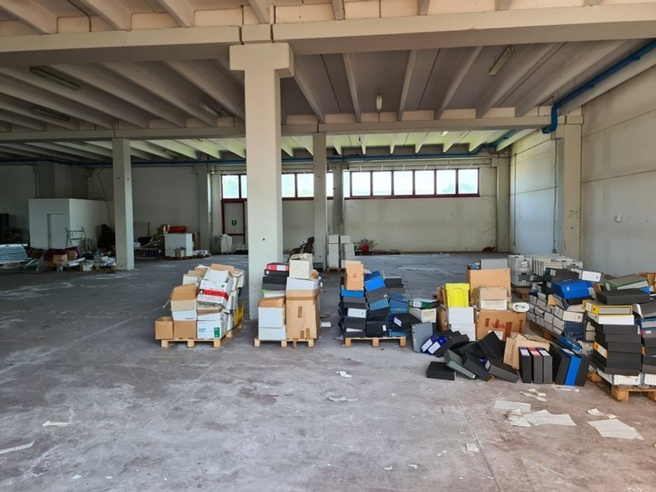 #11446 Capannone di due piani con uffici e pertinenze in vendita - foto 3