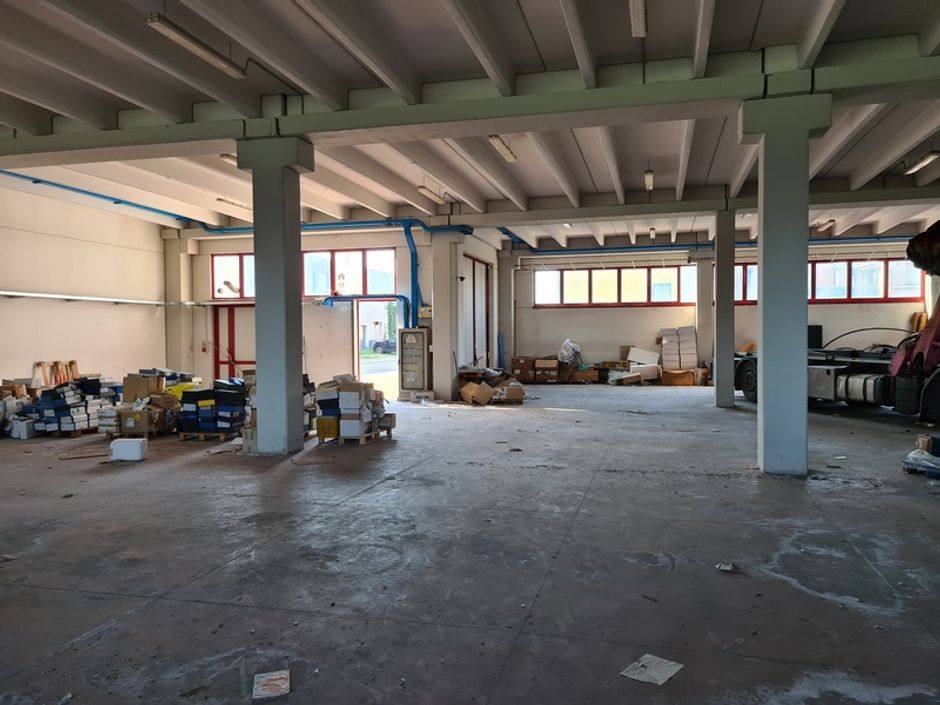 #11446 Capannone di due piani con uffici e pertinenze in vendita - foto 4