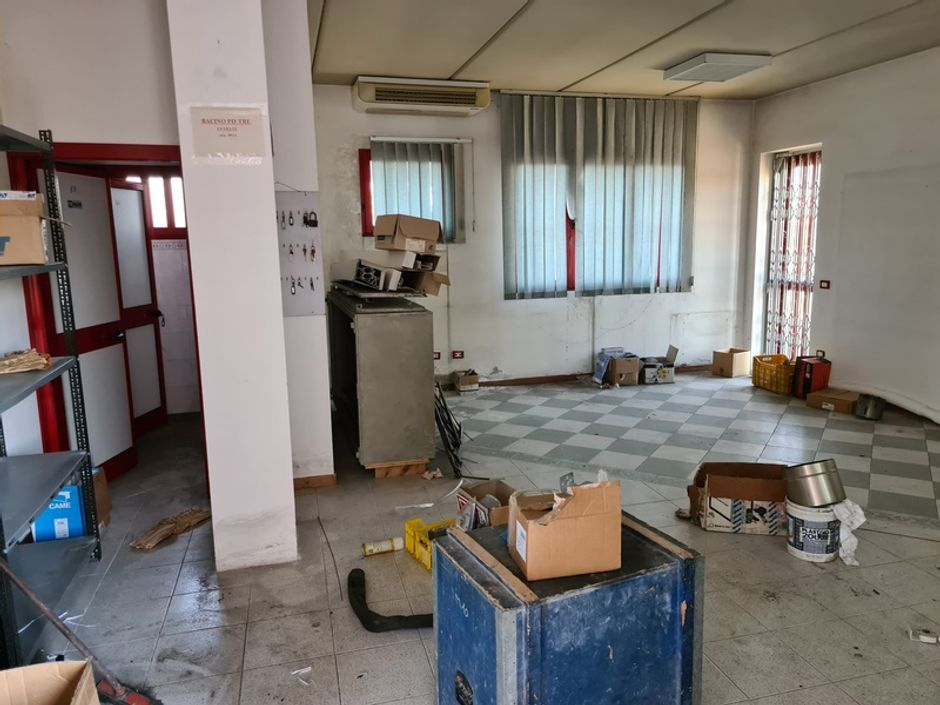 #11446 Capannone di due piani con uffici e pertinenze in vendita - foto 5