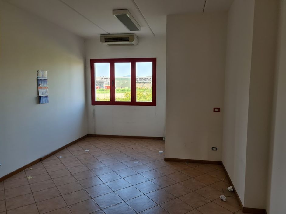 #11446 Capannone di due piani con uffici e pertinenze in vendita - foto 9