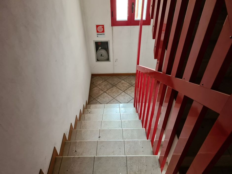 #11446 Capannone di due piani con uffici e pertinenze in vendita - foto 10