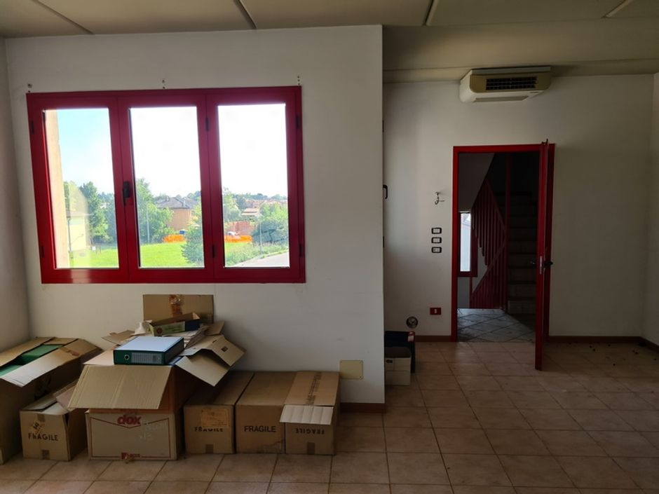 #11446 Capannone di due piani con uffici e pertinenze in vendita - foto 11
