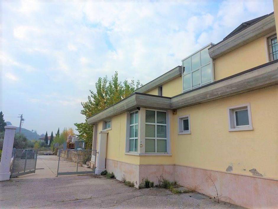 #11738 Complesso con 2 capannoni, uffici oltre piazzali di deposito in vendita - foto 2