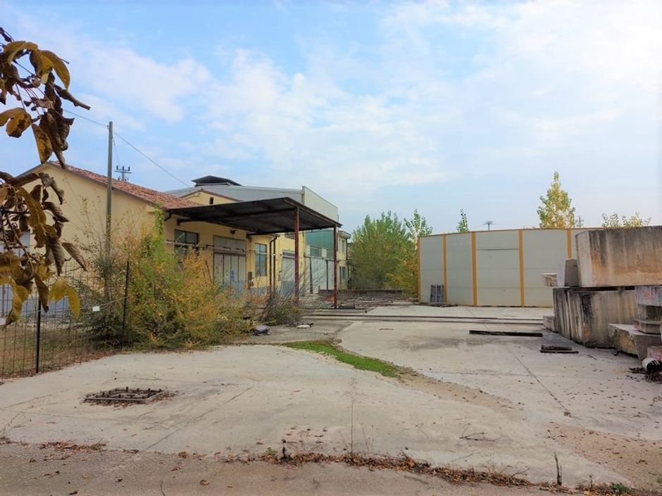 #11738 Complesso con 2 capannoni, uffici oltre piazzali di deposito in vendita - foto 8