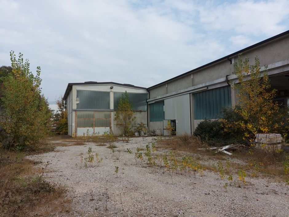 #11738 Complesso con 2 capannoni, uffici oltre piazzali di deposito in vendita - foto 10