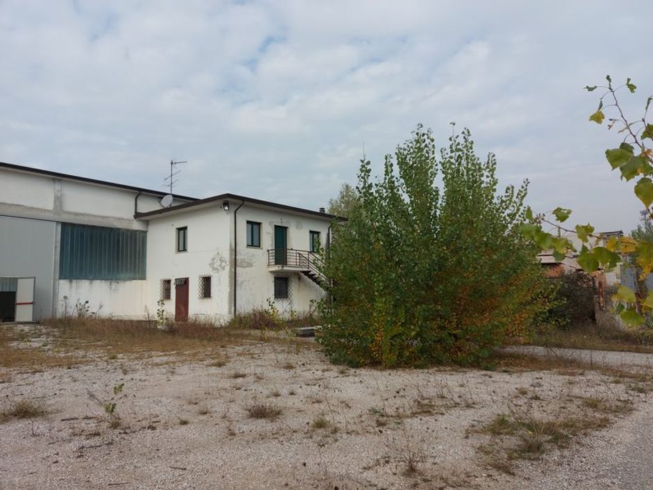 #11738 Complesso con 2 capannoni, uffici oltre piazzali di deposito in vendita - foto 12