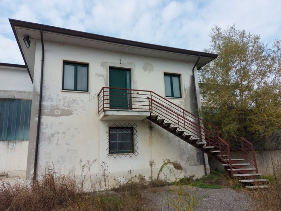 #11738 Complesso con 2 capannoni, uffici oltre piazzali di deposito in vendita - foto 13
