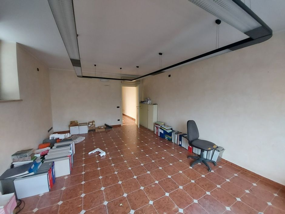 #11738 Complesso con 2 capannoni, uffici oltre piazzali di deposito in vendita - foto 17