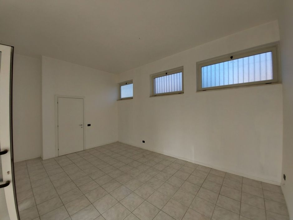 #11740 Negozio con garage in vendita - foto 1