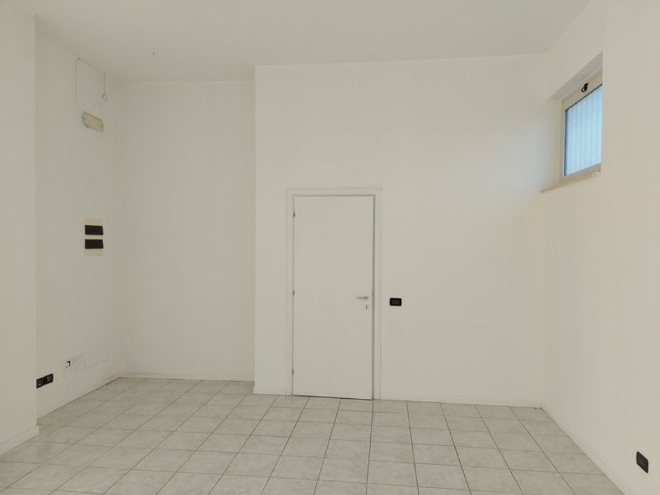 #11740 Negozio con garage in vendita - foto 2