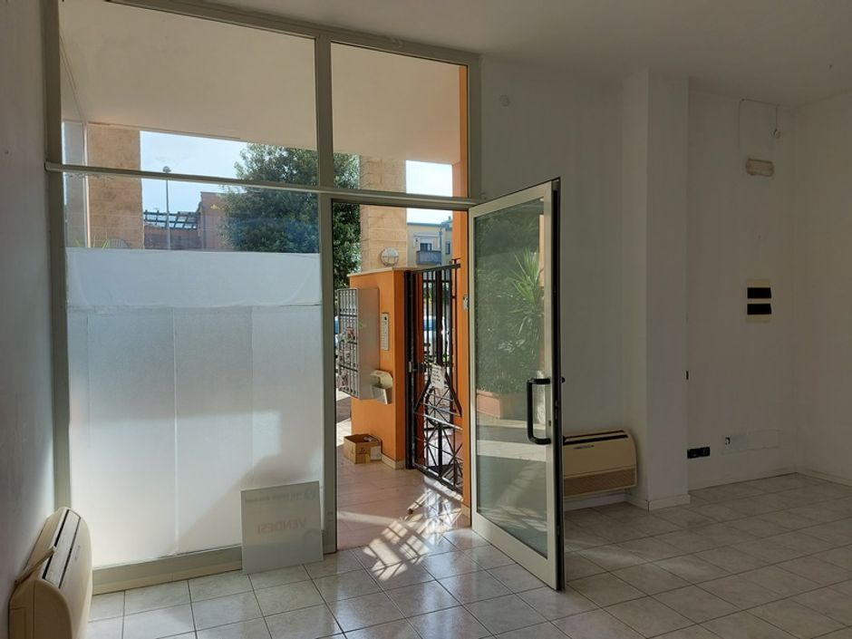 #11740 Negozio con garage in vendita - foto 3
