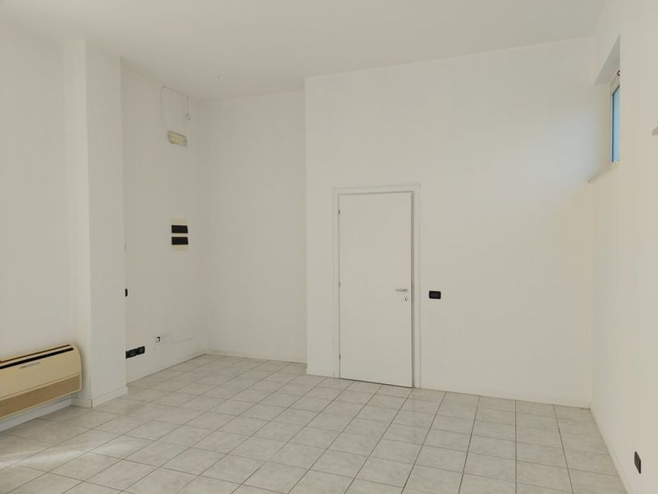 #11740 Negozio con garage in vendita - foto 4