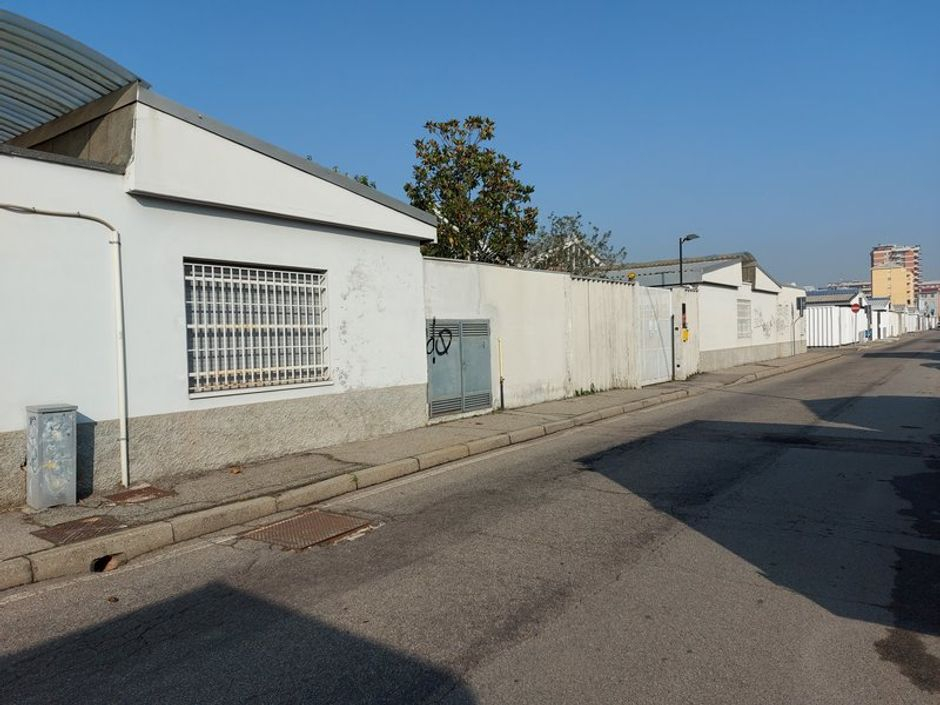 #11744 Porzione di capannone con uffici, centrale termica e corte in vendita - foto 3