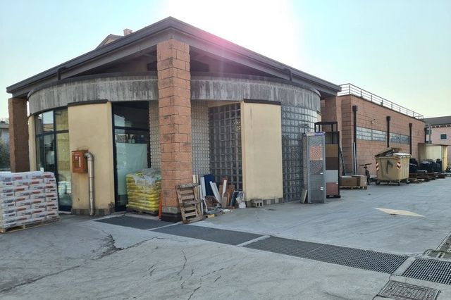 Complessi commerciali in vendita