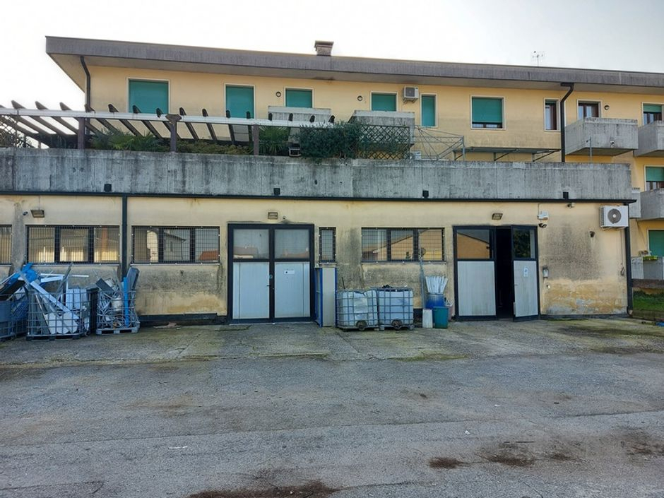 #11861 Negozi con depositi e parcheggi in vendita - foto 7
