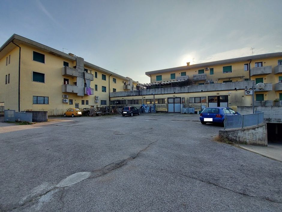 #11861 Negozi con depositi e parcheggi in vendita - foto 8