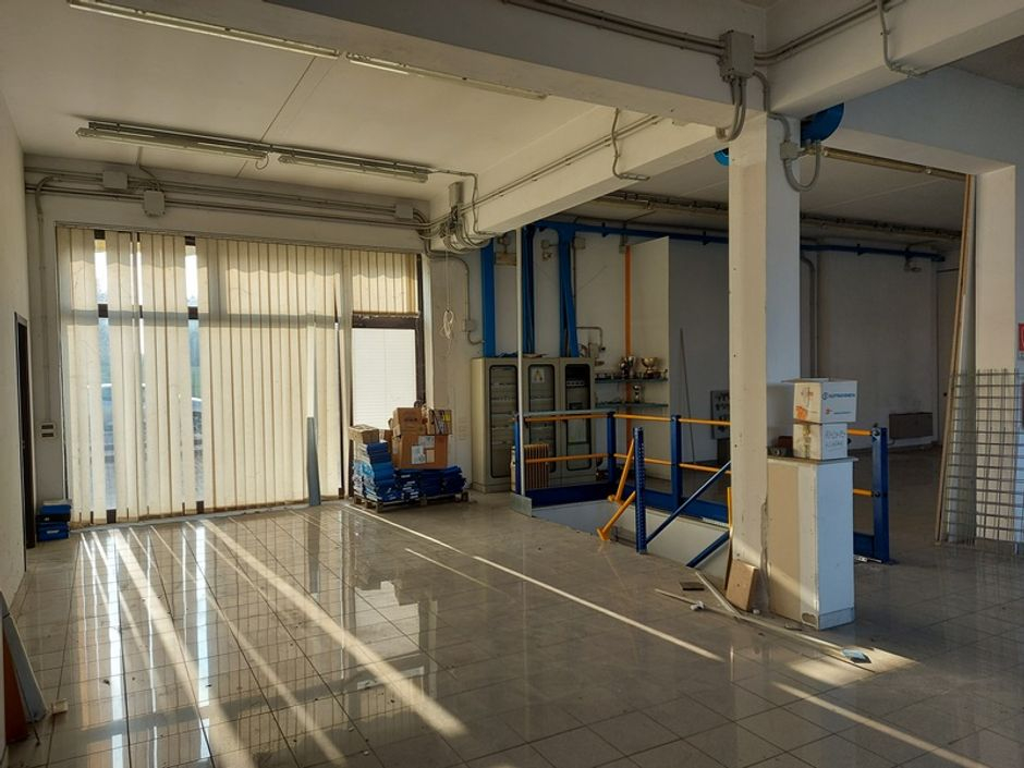 #11861 Negozi con depositi e parcheggi in vendita - foto 10