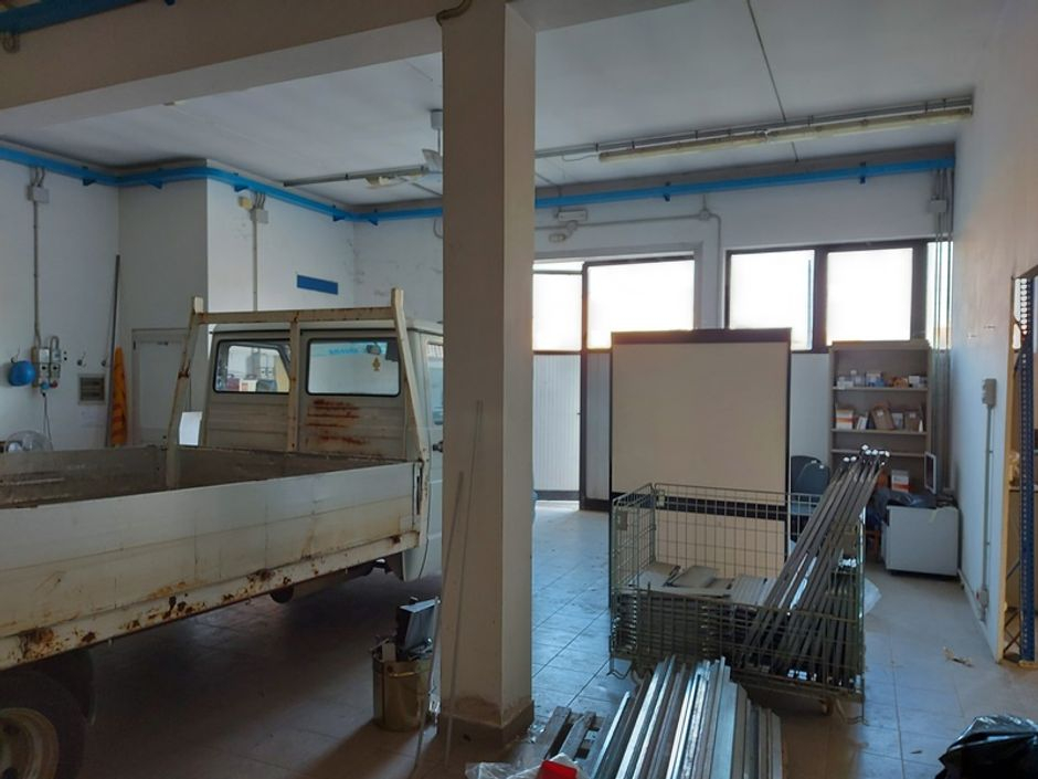 #11861 Negozi con depositi e parcheggi in vendita - foto 12