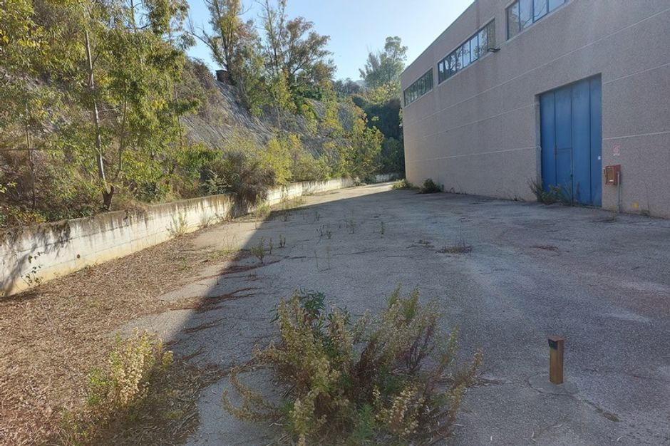 #11880 Capannone industriale con ampia corte interna in vendita - foto 2