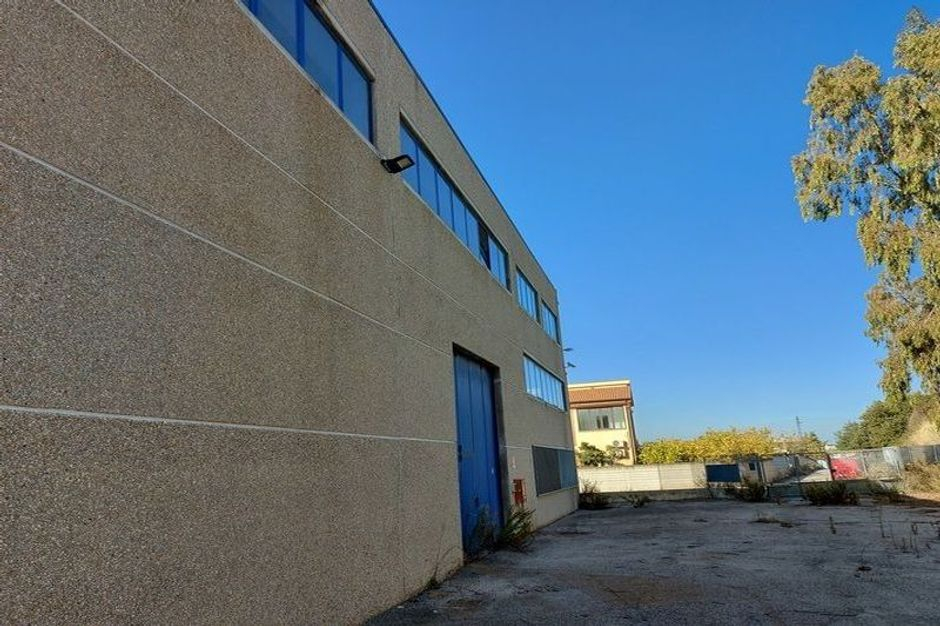 #11880 Capannone industriale con ampia corte interna in vendita - foto 3