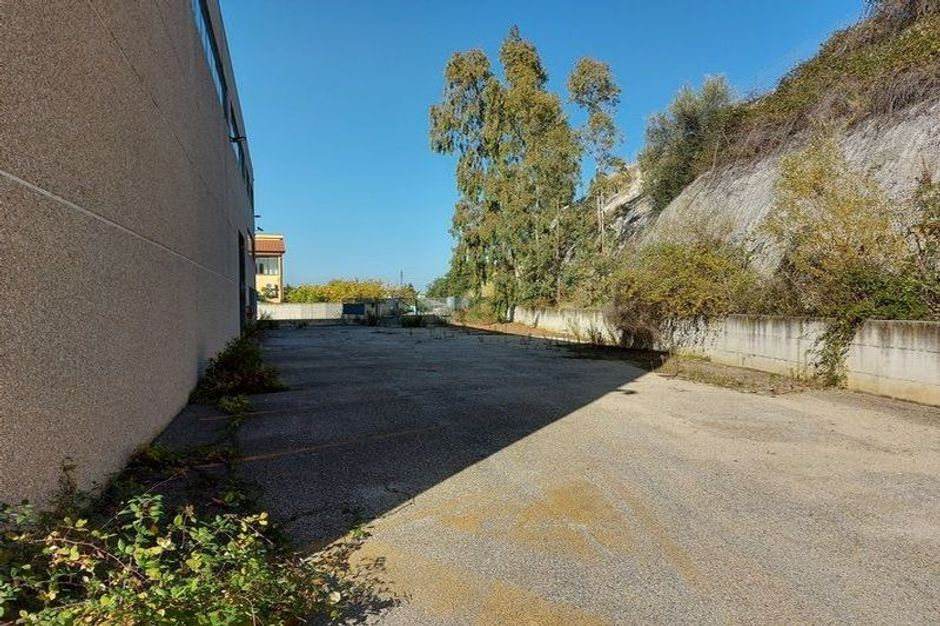 #11880 Capannone industriale con ampia corte interna in vendita - foto 4