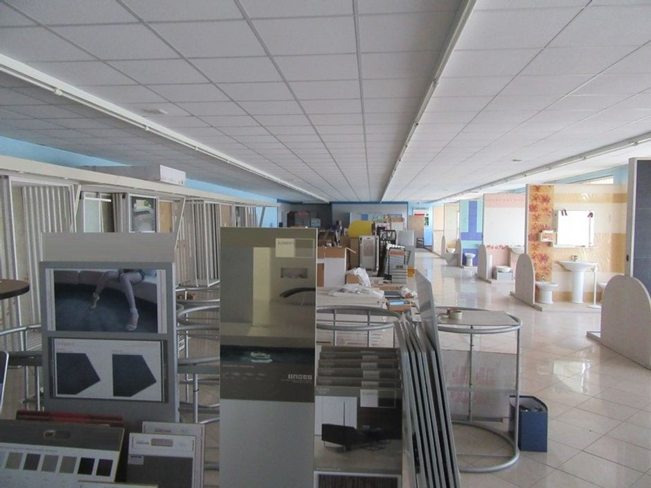 #1196 Capannone showroom, magazzino e due abitazioni in vendita - foto 3