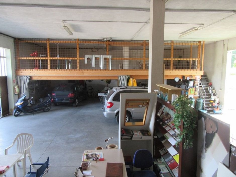 #1196 Capannone showroom, magazzino e due abitazioni in vendita - foto 5