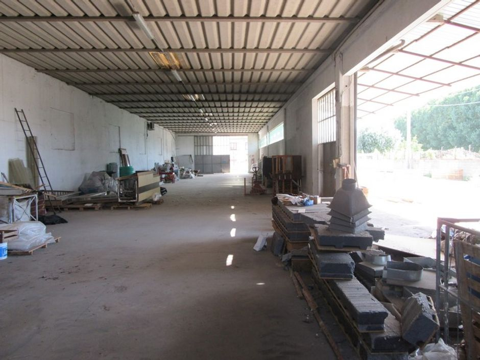 #1196 Capannone showroom, magazzino e due abitazioni in vendita - foto 7