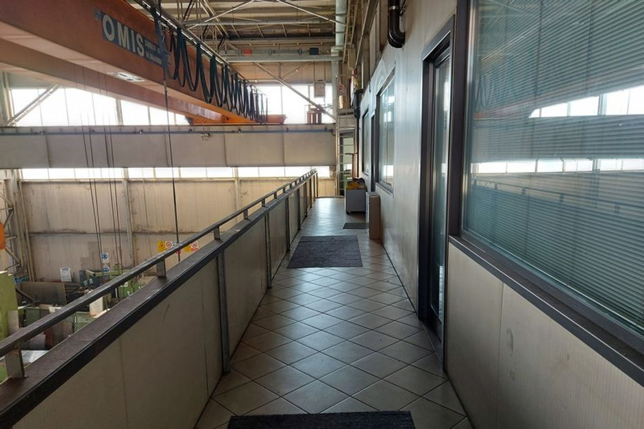 #12201 Capannone con blocco uffici e carri ponte in vendita - foto 6