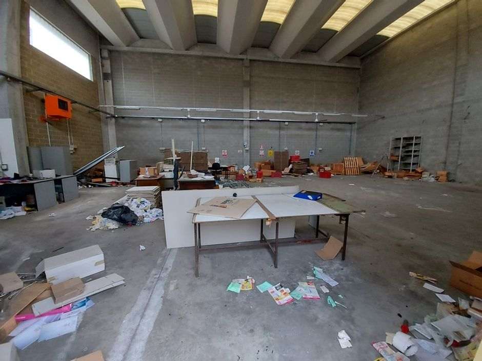 #12278 Porzione di capannone con servizi in vendita - foto 2
