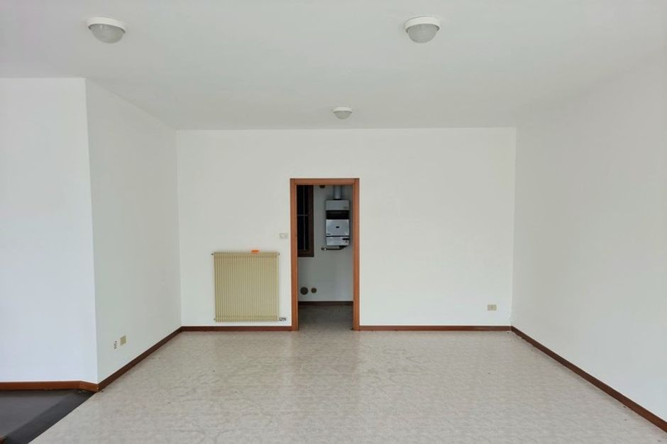 #12280 Negozio con magazzino e cortile esclusivo in vendita - foto 2