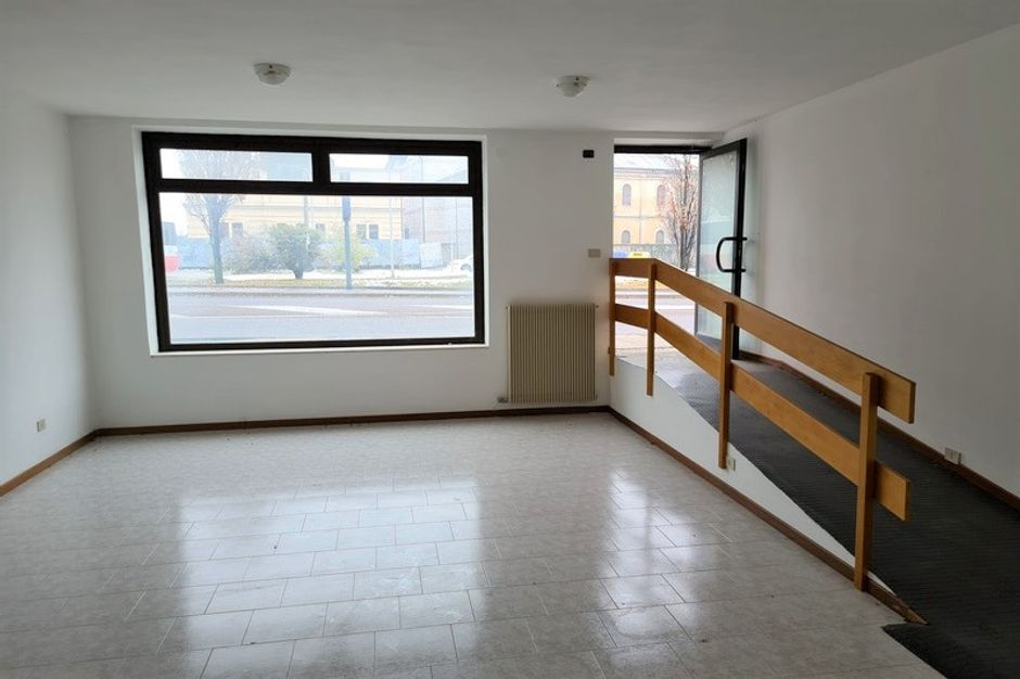 #12280 Negozio con magazzino e cortile esclusivo in vendita - foto 3