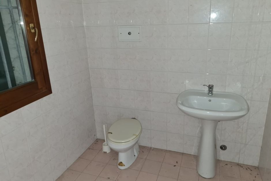#12280 Negozio con magazzino e cortile esclusivo in vendita - foto 5