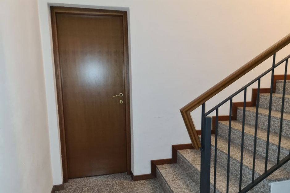 #12280 Negozio con magazzino e cortile esclusivo in vendita - foto 8