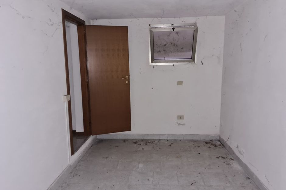 #12280 Negozio con magazzino e cortile esclusivo in vendita - foto 9