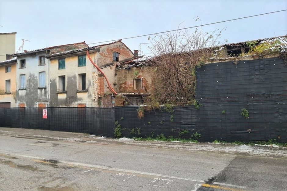 #12281 Area da riqualificare con edifici fatiscenti in vendita - foto 1