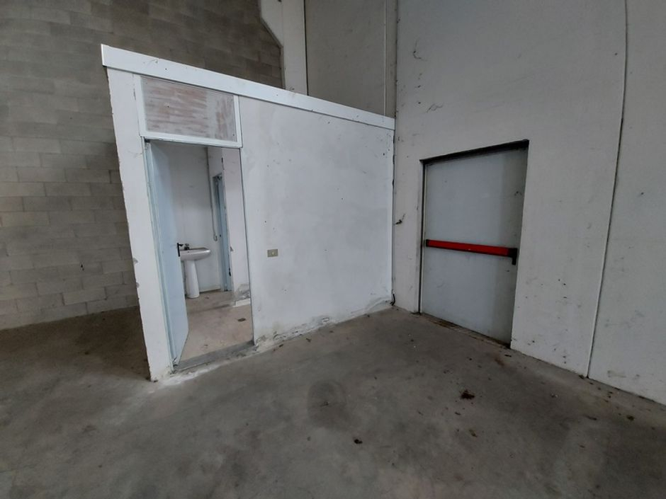 #12408 Porzione di capannone con area pertinenziale in vendita - foto 2