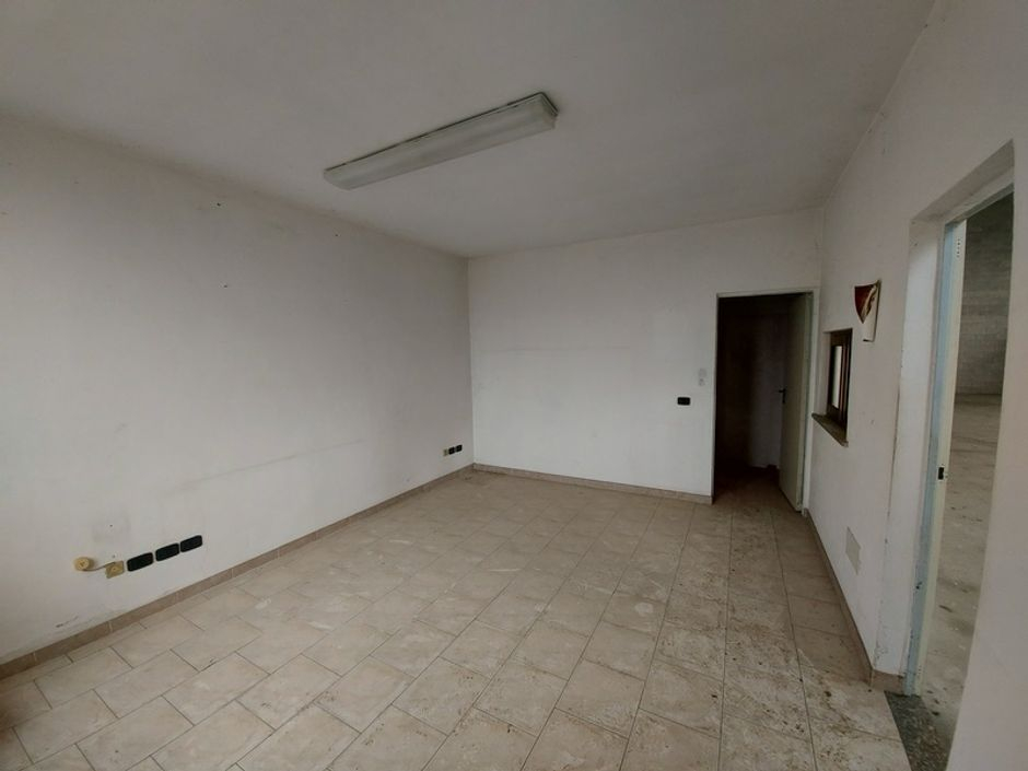 #12408 Porzione di capannone con area pertinenziale in vendita - foto 6