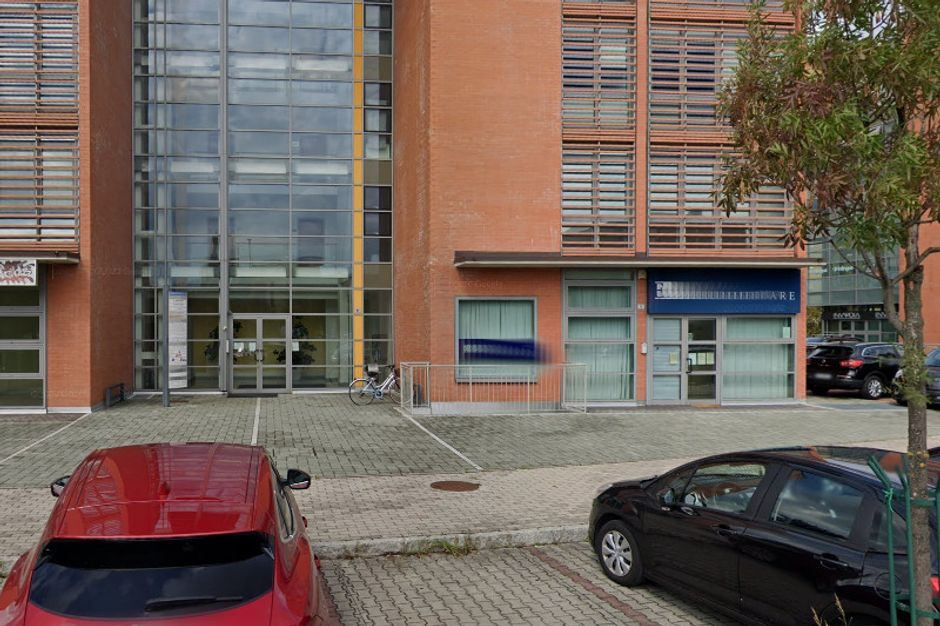 #12496 Quattro negozi e sei posti auto in vendita - foto 1