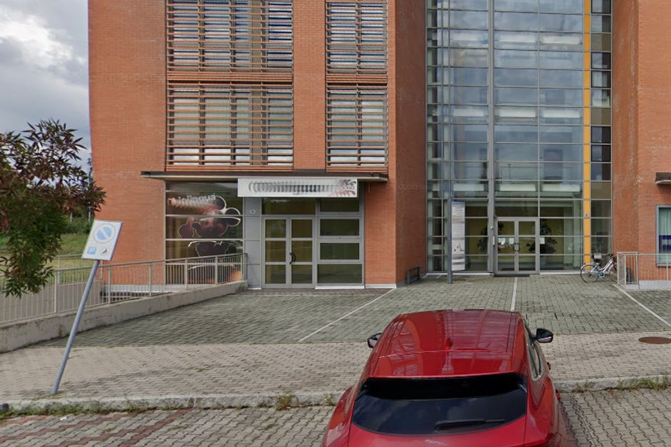 #12496 Quattro negozi e sei posti auto in vendita - foto 2
