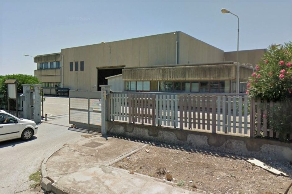 #12704 Capannone con carroponte e ampio piazzale in vendita - foto 1