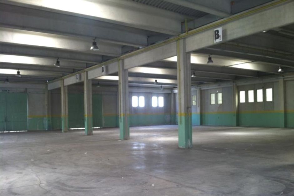 #1274 Due capannoni con uffici e cortile esclusivo in vendita - foto 4