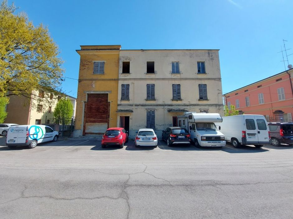#12783 Fabbricato industriale con abitazione e ampia corte in vendita - foto 3