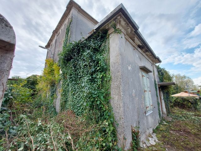 Laboratori in vendita