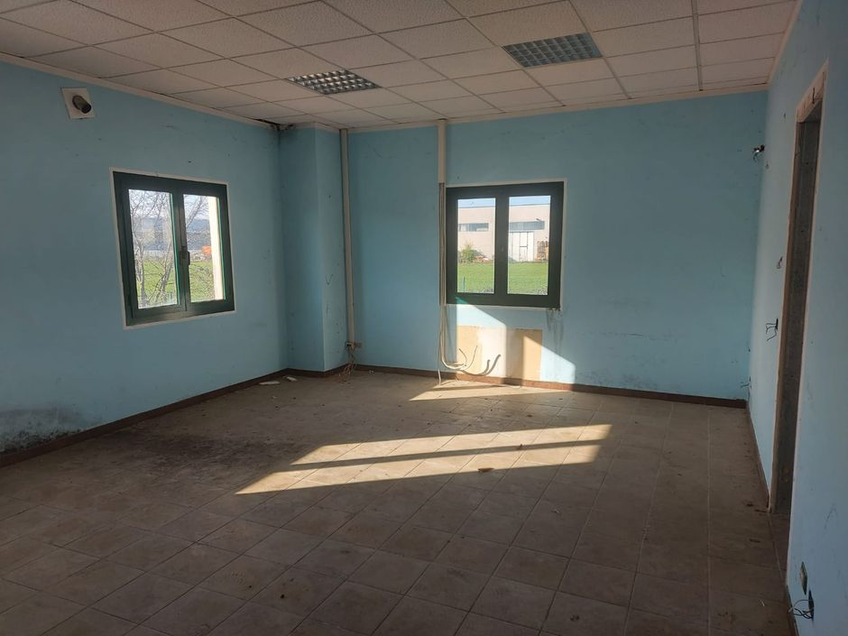 #12883 Porzione di capannone con area manovra in vendita - foto 5