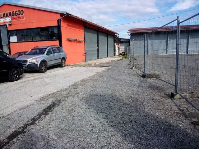 Complessi commerciali in vendita