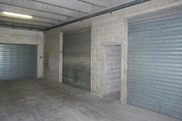 Locali deposito in vendita